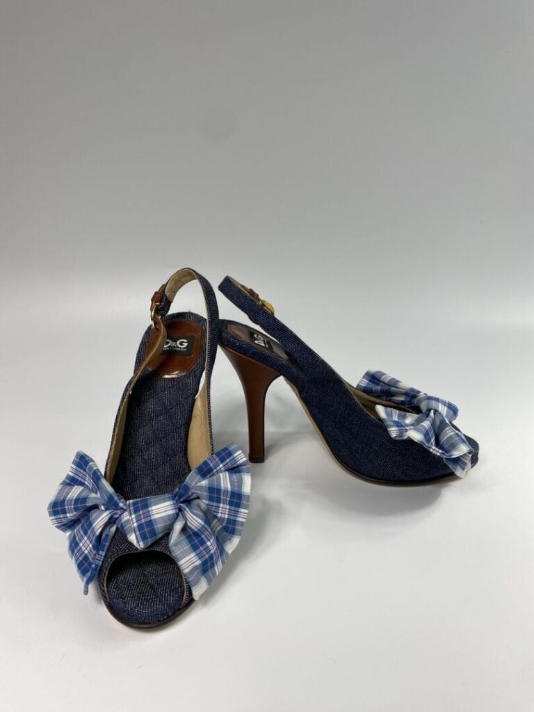 DOLCE & GABBANA - Escarpins à bride en denim et cuir marron, ornés d'un gros no…
