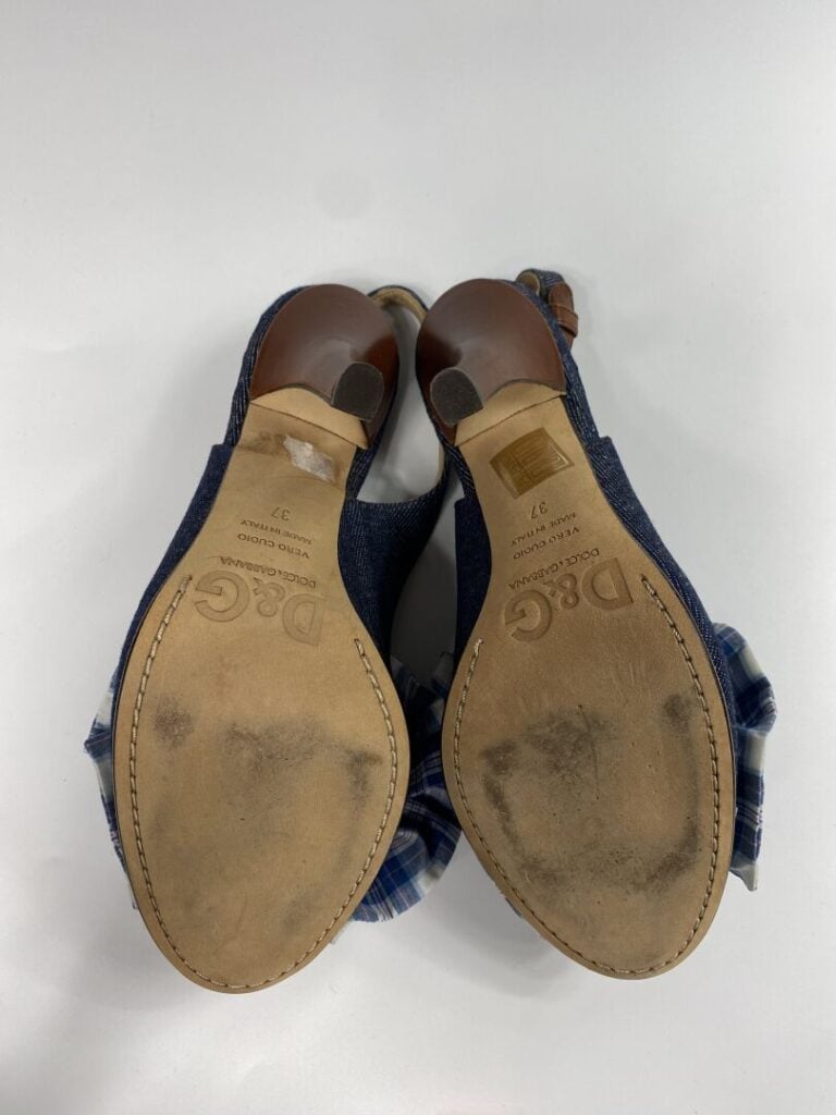 DOLCE & GABBANA - Escarpins à bride en denim et cuir marron, ornés d'un gros no…