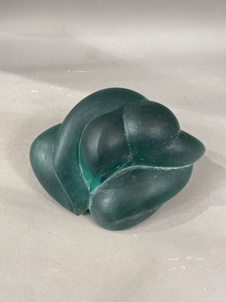 Ecole du XXe siècle - Sculpture en verre coloré - Monogrammé et 1998 - 16 x 28…