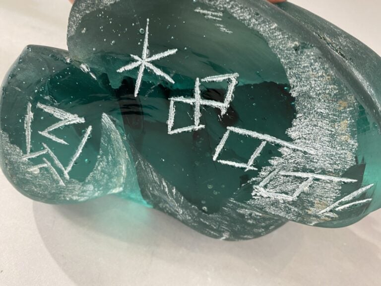 Ecole du XXe siècle - Sculpture en verre coloré - Monogrammé et 1998 - 16 x 28…