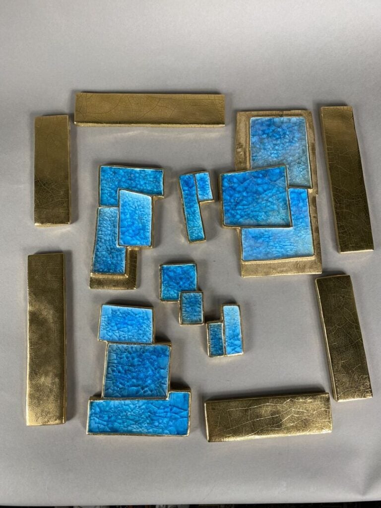 Eléments de miroir en céramique émaillée dorée et bleu craquelée - dans le styl…