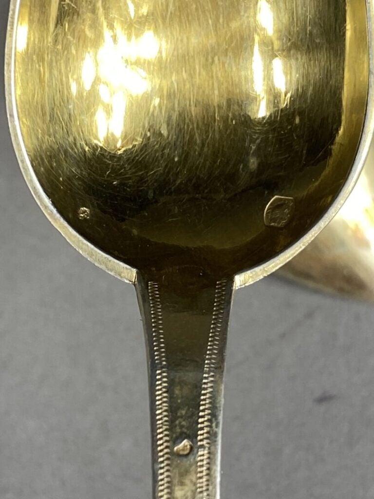 Ensemble de 6 cuillères en vermeil à décor incisé de rinceaux et coquilles sur…