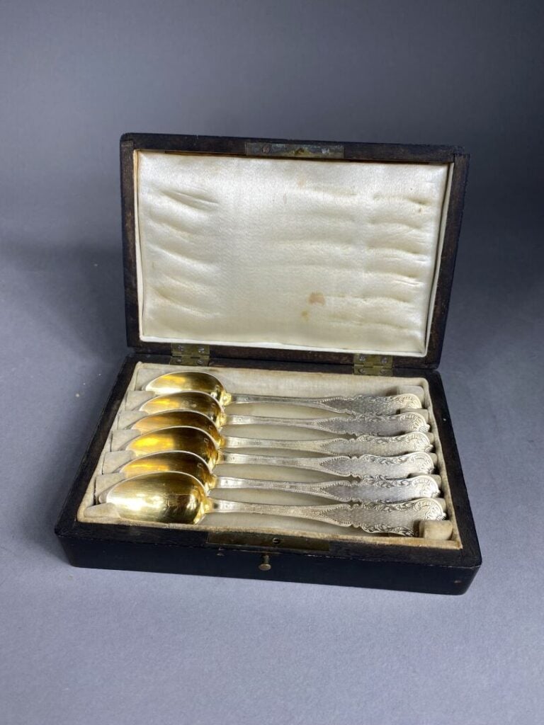 Ensemble de 6 cuillères en vermeil à décor incisé de rinceaux et coquilles sur…
