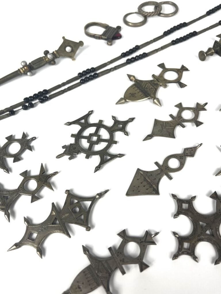 Ensemble de bijoux berbères comprenant notamment des croix d'Agadez en métaux d…