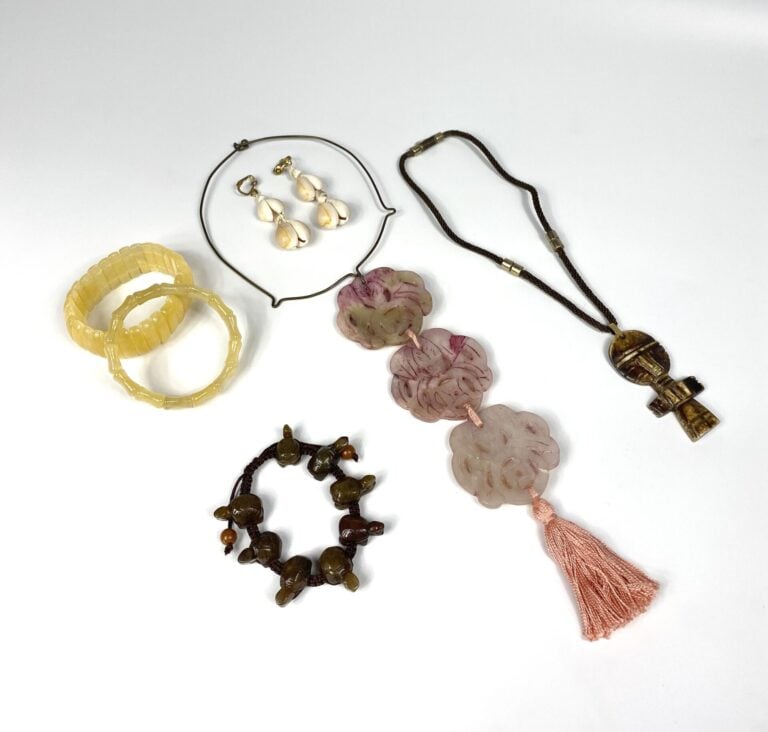 Ensemble de bijoux en pierre dures et divers comprenant des bracelets dont un à…