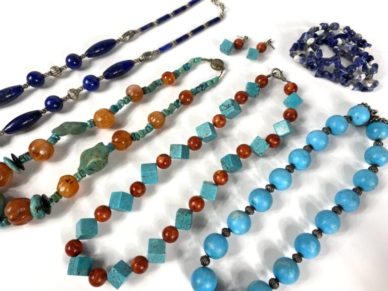 Ensemble de bijoux fantaisie comprenant un collier en sodalite, un bracelet qua…