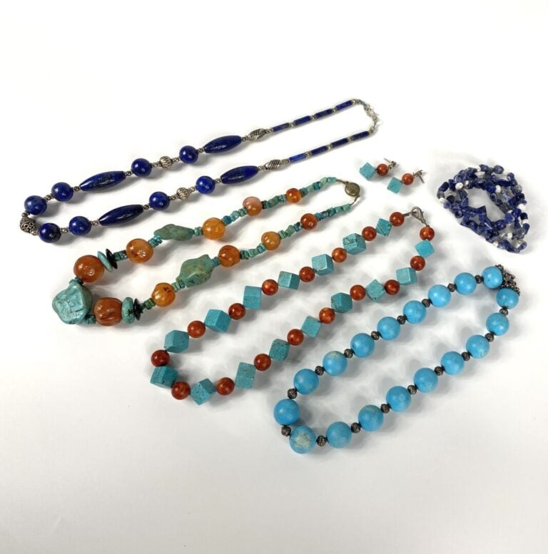 Ensemble de bijoux fantaisie comprenant un collier en sodalite, un bracelet qua…