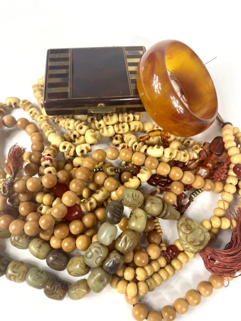 Ensemble de colliers en perles en pierre dure, os, imitant le bois, ... certain…