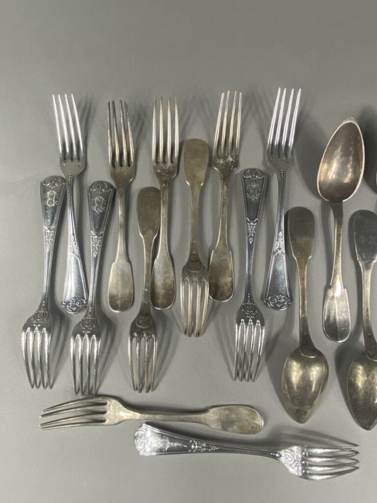 Ensemble de couverts en argent (925) dépareillés comprenant: - - une cuillère à…