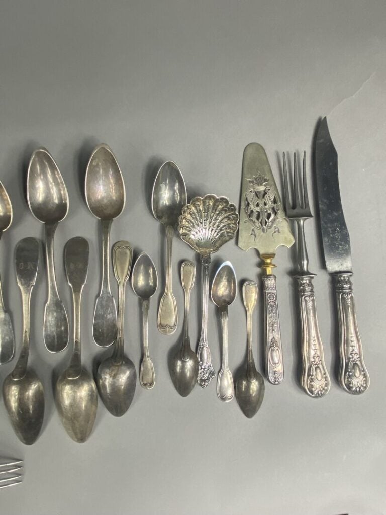 Ensemble de couverts en argent (925) dépareillés comprenant: - - une cuillère à…