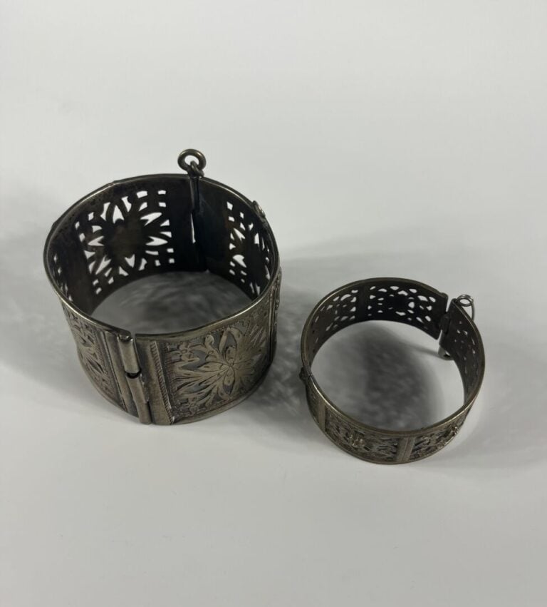Ensemble de deux bracelets de style berbères en métal ajouré à décor de fleurs…