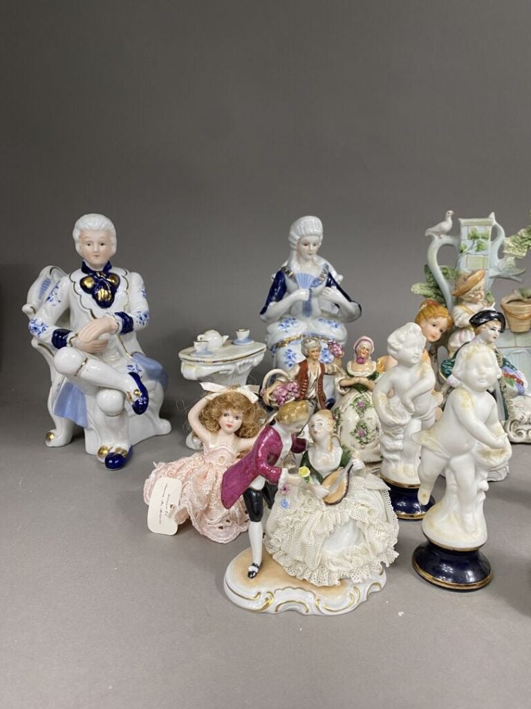 Ensemble de sujets en biscuit et porcelaine émaillée représentant des femmes et…