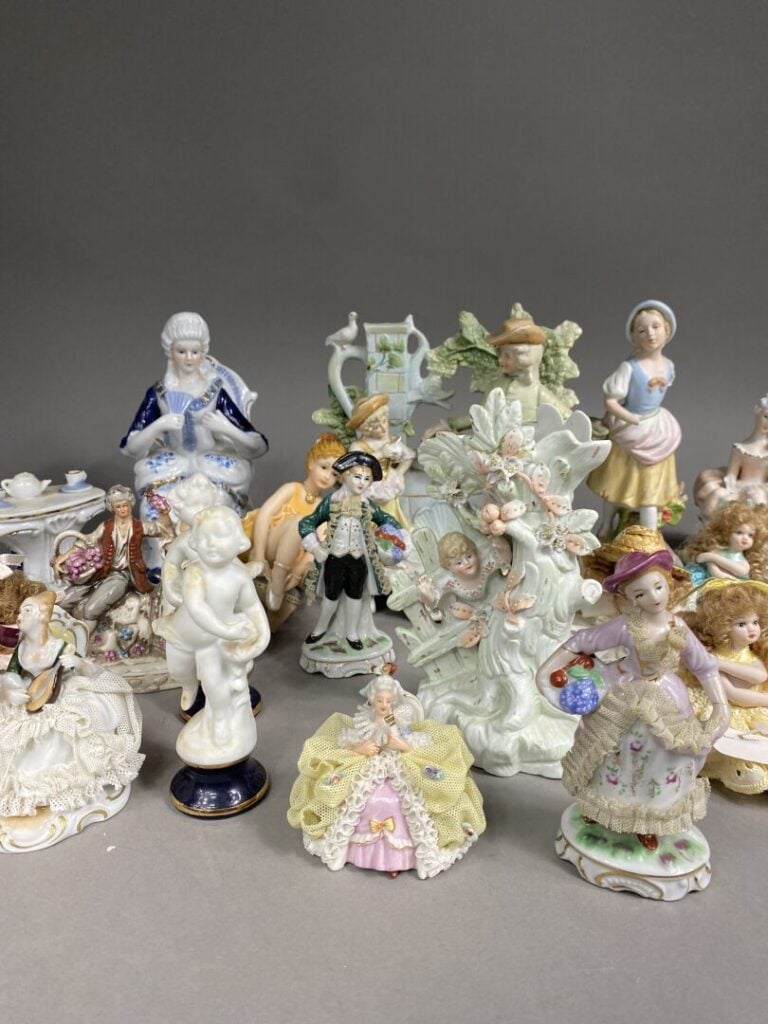 Ensemble de sujets en biscuit et porcelaine émaillée représentant des femmes et…