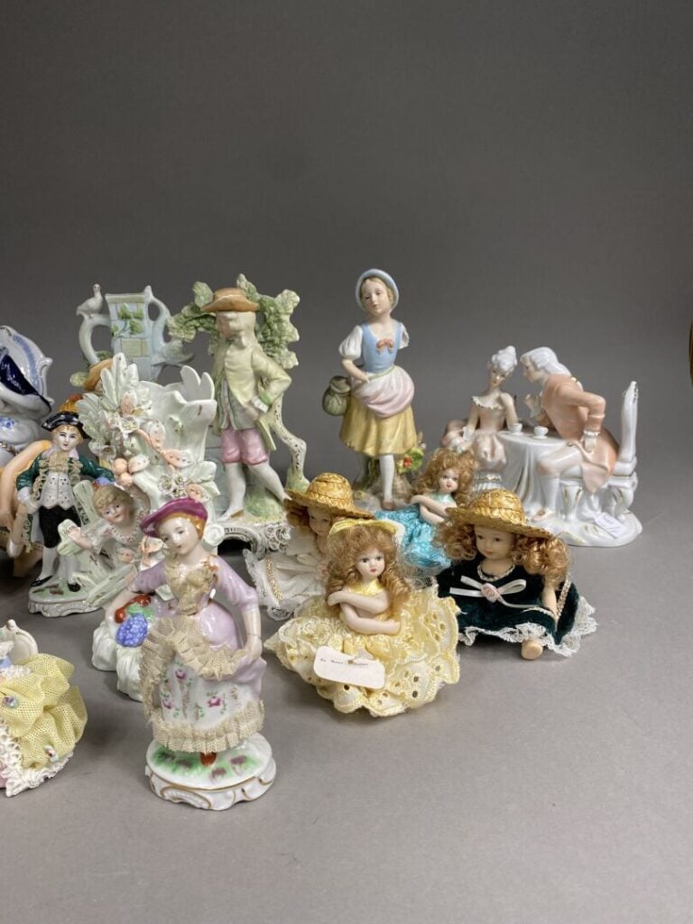 Ensemble de sujets en biscuit et porcelaine émaillée représentant des femmes et…