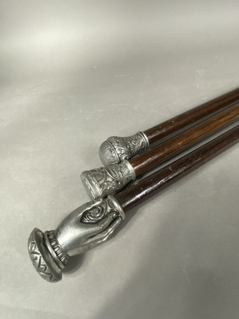 Ensemble de trois cannes à fût en bois et pommeau en étain l'une figurant une m…
