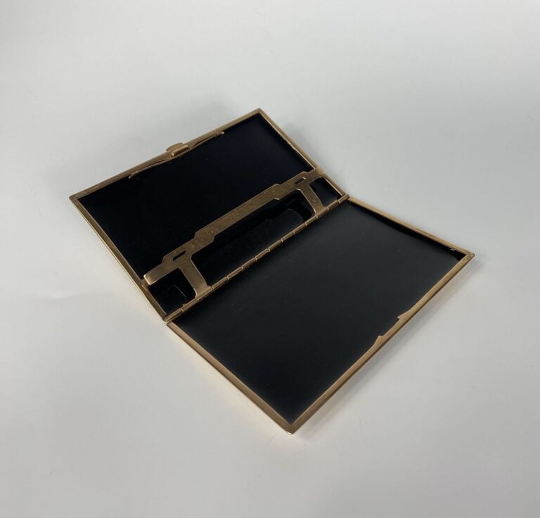Ensemble deux pièces en métal doré strié émaillé noir : Etui à cigarettes et br…