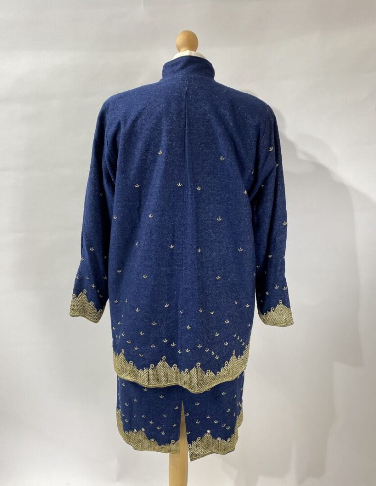 ENZO TUZZI, ANONYME - Lot de vêtements comprenant : Un ensemble veste et jupe e…
