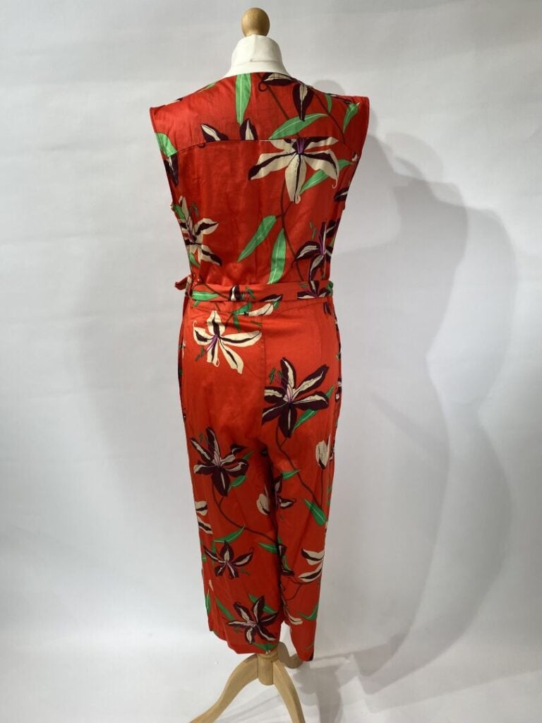 ENZO TUZZI, ANONYME - Lot de vêtements comprenant : Un ensemble veste et jupe e…