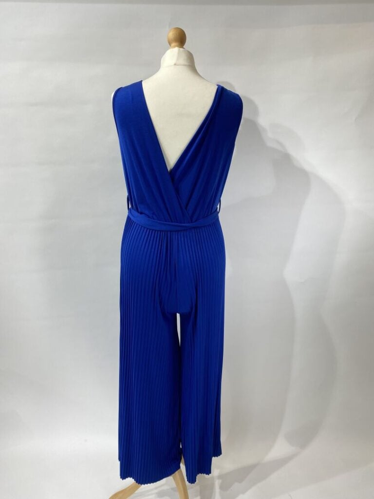 ENZO TUZZI, ANONYME - Lot de vêtements comprenant : Un ensemble veste et jupe e…