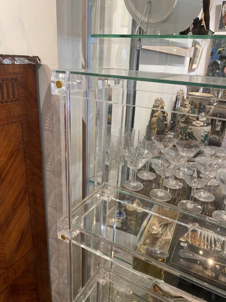 Etagère en plexiglas et verres, les montants sont en plexiglas. - H. env 170 cm…