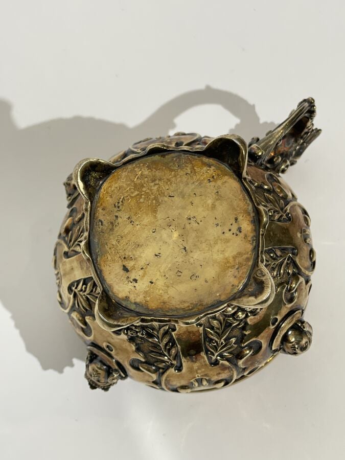 France - Une tasse en vermeil (argent doré 950 0/00 ) néo-gothique richement dé…