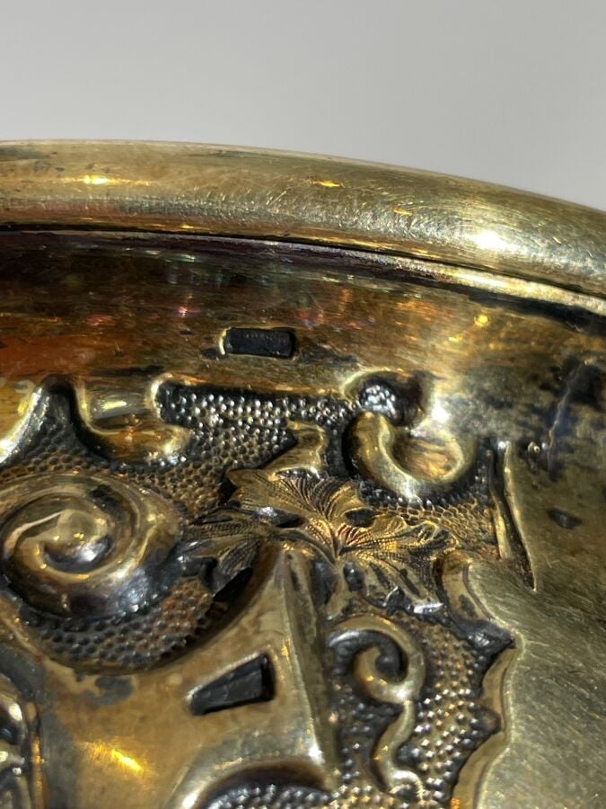 France - Une tasse en vermeil (argent doré 950 0/00 ) néo-gothique richement dé…