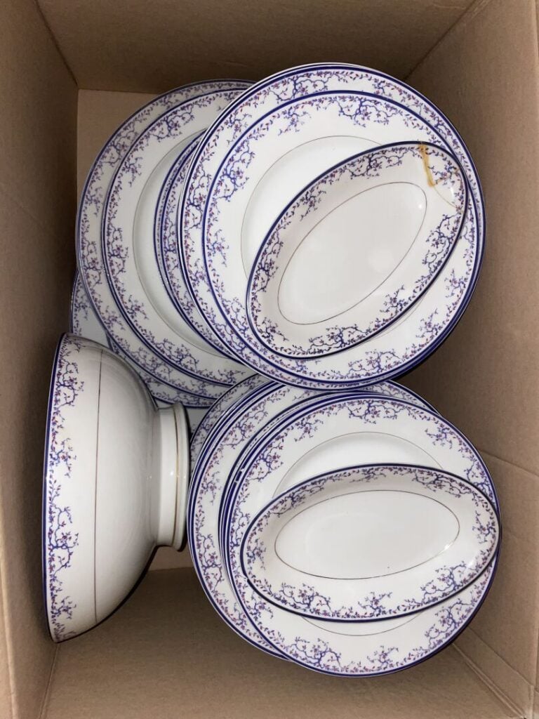 Franck HAVILAND - Partie de service en porcelaine à décor de branchages fleuris…
