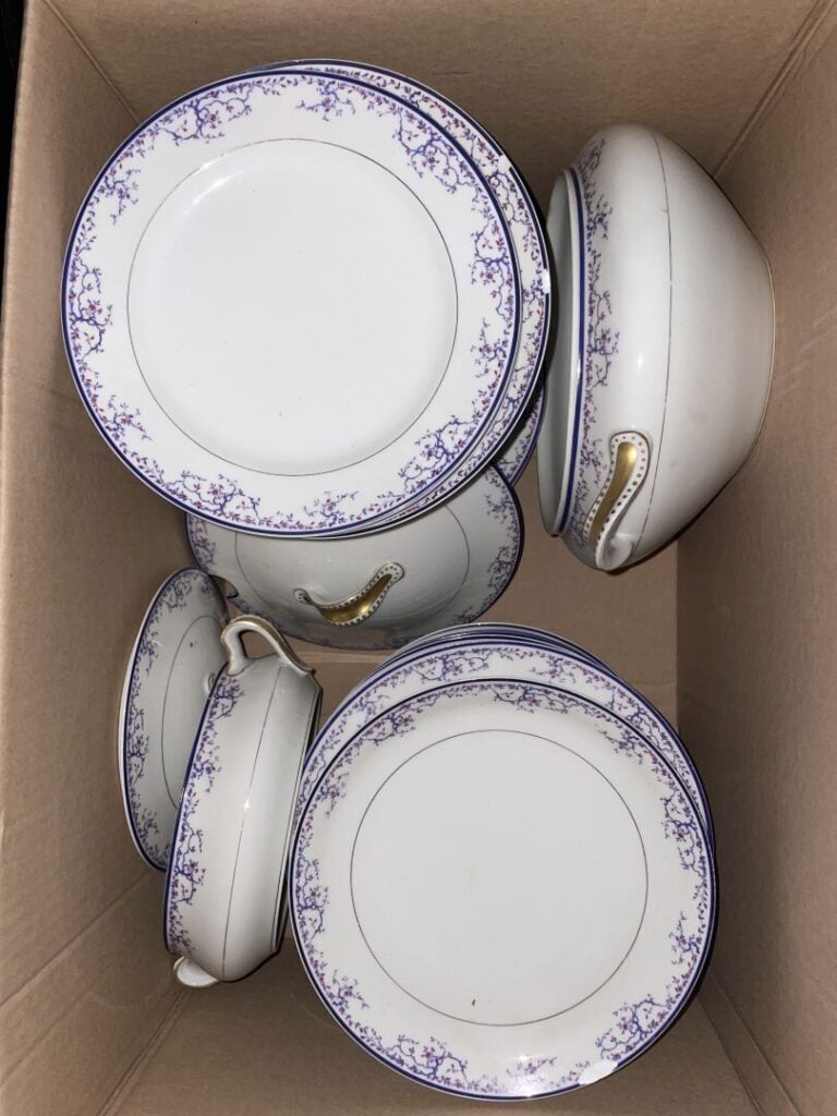 Franck HAVILAND - Partie de service en porcelaine à décor de branchages fleuris…