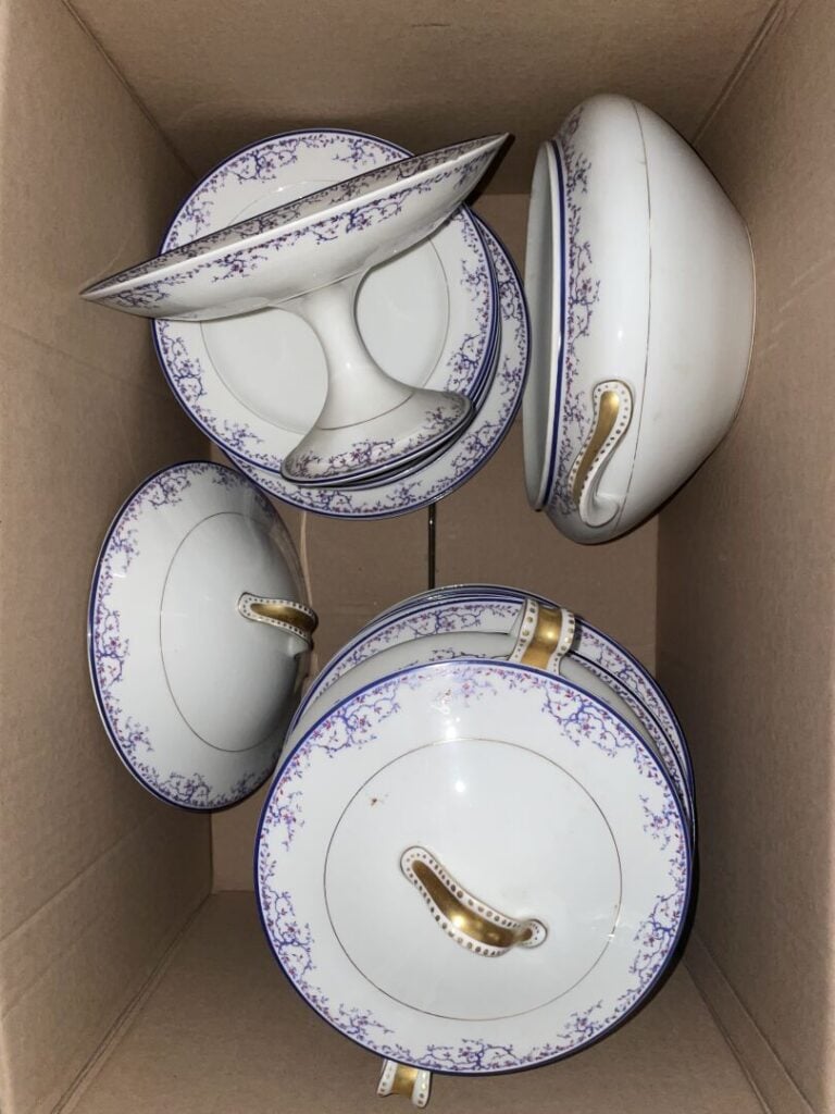 Franck HAVILAND - Partie de service en porcelaine à décor de branchages fleuris…