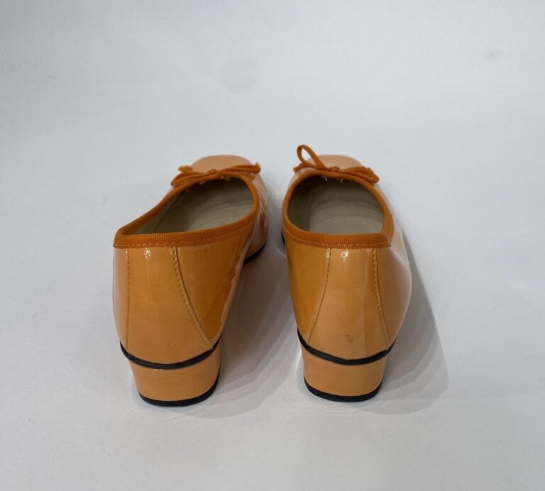 FRANCOIS VILLON, D. CHICAS - Lot de deux paires de chaussures à petit talon : l…