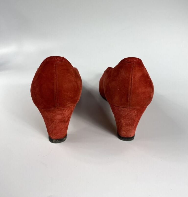 FRANCOIS VILLON, DURER - Lot de deux paires d'escarpins rouges : la première en…