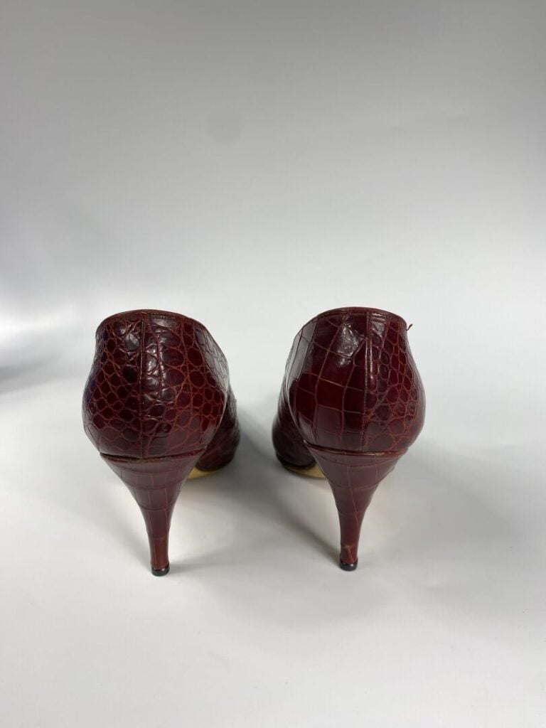 FRANCOIS VILLON, DURER - Lot de deux paires d'escarpins rouges : la première en…