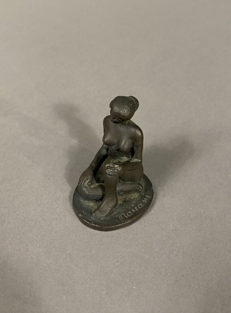 Gabriel MARIANI (Né en 1932), d'après - Jeune femme assise - Epreuve en bronze…