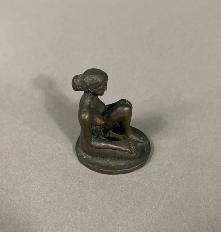 Gabriel MARIANI (Né en 1932), d'après - Jeune femme assise - Epreuve en bronze…