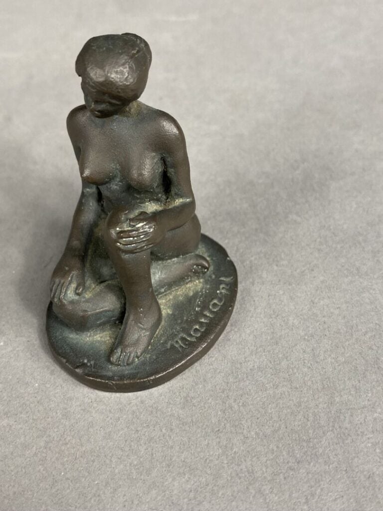 Gabriel MARIANI (Né en 1932), d'après - Jeune femme assise - Epreuve en bronze…