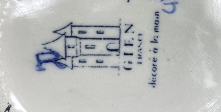GIEN - Vase à anses, modèle cachemire, en faïence émaillée polychrome à décor s…