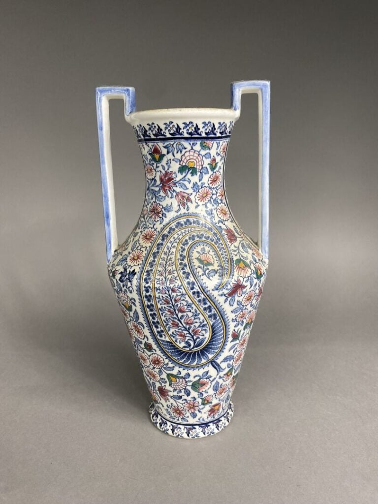 GIEN - Vase à anses, modèle cachemire, en faïence émaillée polychrome à décor s…