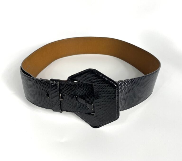 GIVENCHY - Large ceinture en cuir noir façon lézard, vintage. - 97 x 5 cm - Bon…