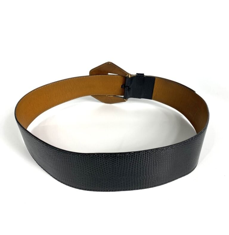 GIVENCHY - Large ceinture en cuir noir façon lézard, vintage. - 97 x 5 cm - Bon…