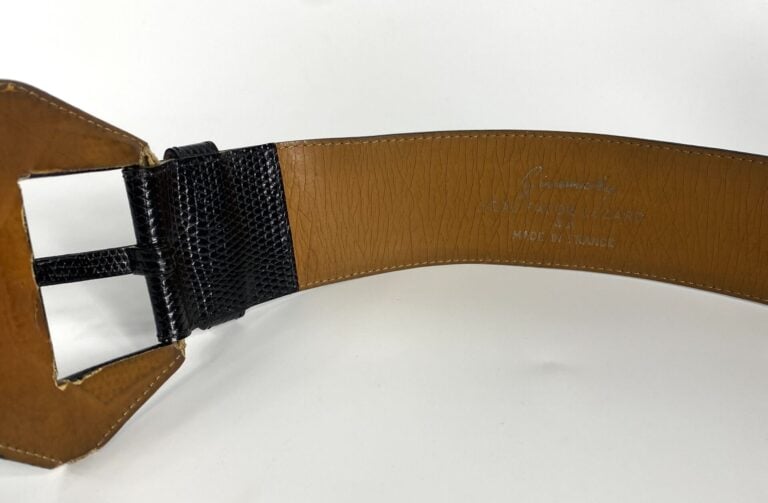 GIVENCHY - Large ceinture en cuir noir façon lézard, vintage. - 97 x 5 cm - Bon…