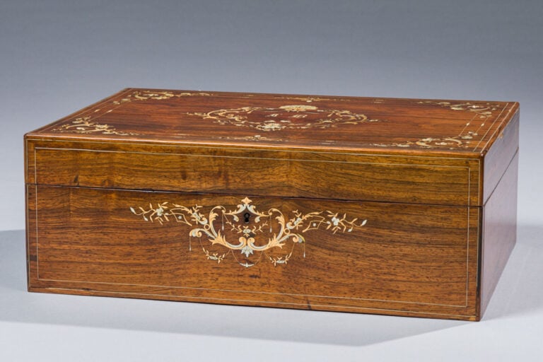 Grand coffret marqueté de rinceaux, coquilles et oiseaux en étain et cuivre sur…