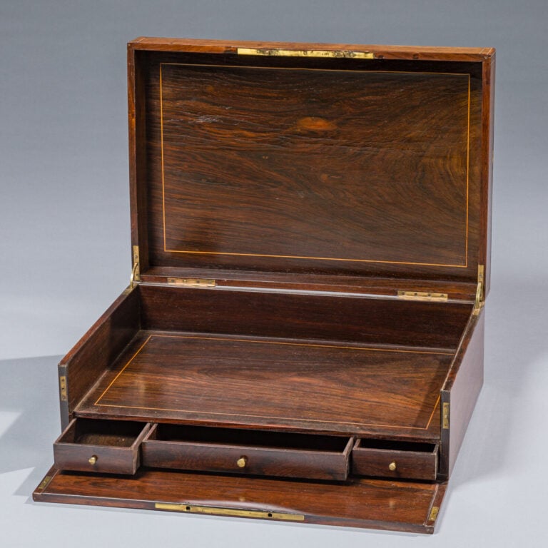 Grand coffret marqueté de rinceaux, coquilles et oiseaux en étain et cuivre sur…