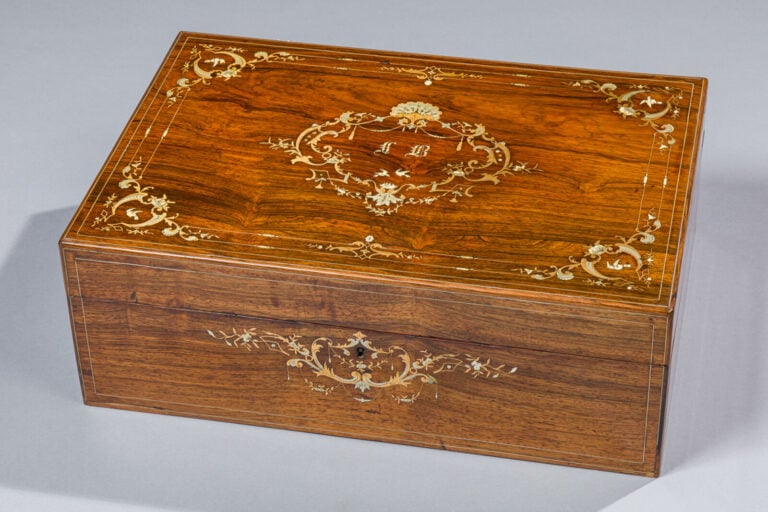 Grand coffret marqueté de rinceaux, coquilles et oiseaux en étain et cuivre sur…