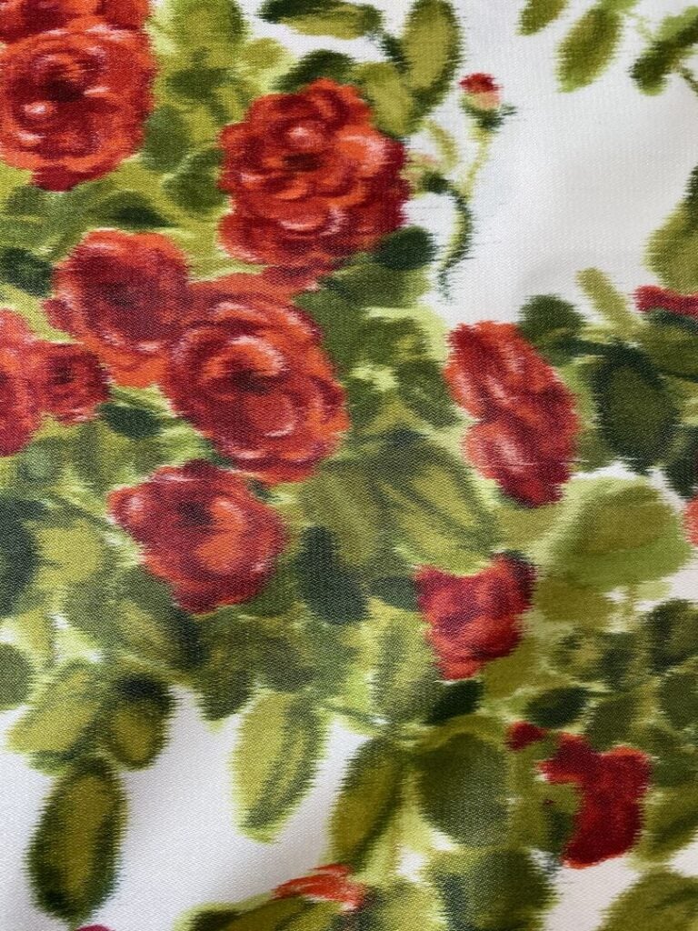 Grande étole en soie ivoire à décor de roses, bordures effilochées. - 236 x 97…