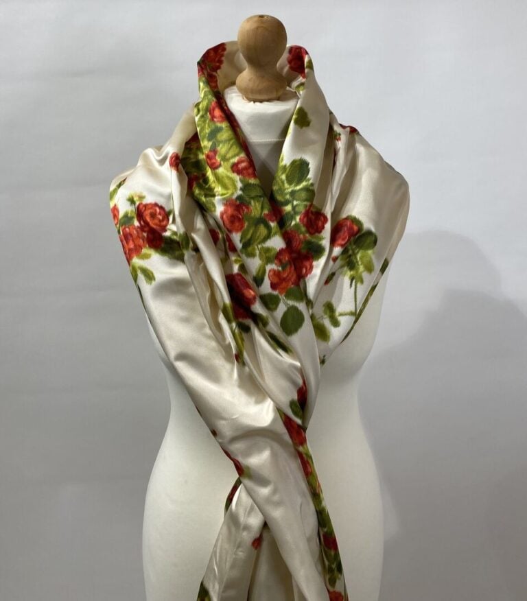 Grande étole en soie ivoire à décor de roses, bordures effilochées. - 236 x 97…