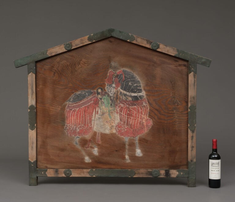Grande TABLETTE votive oo'ema 大絵馬 représentant un cheval noir, paré d'une harna…