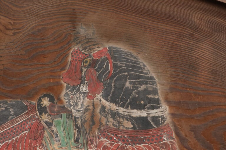 Grande TABLETTE votive oo'ema 大絵馬 représentant un cheval noir, paré d'une harna…
