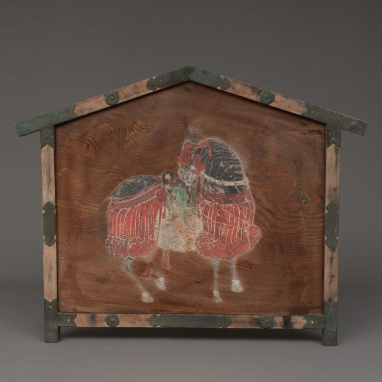 Grande TABLETTE votive oo'ema 大絵馬 représentant un cheval noir, paré d'une harna…