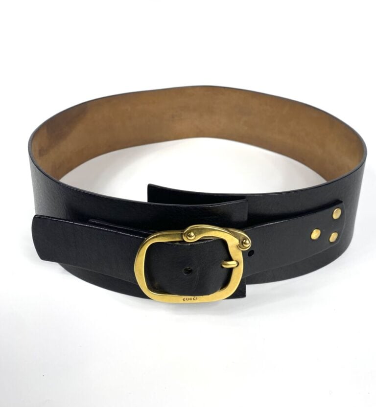 GUCCI - Ceinturon en cuir noir, boucle façon laiton signée GUCCI. - 109 x 8 cm.…