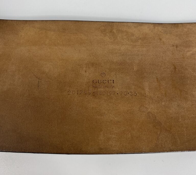 GUCCI - Ceinturon en cuir noir, boucle façon laiton signée GUCCI. - 109 x 8 cm.…